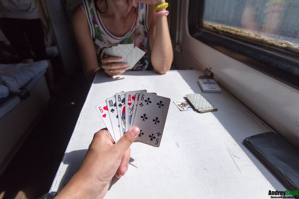 в поезде играют в карты