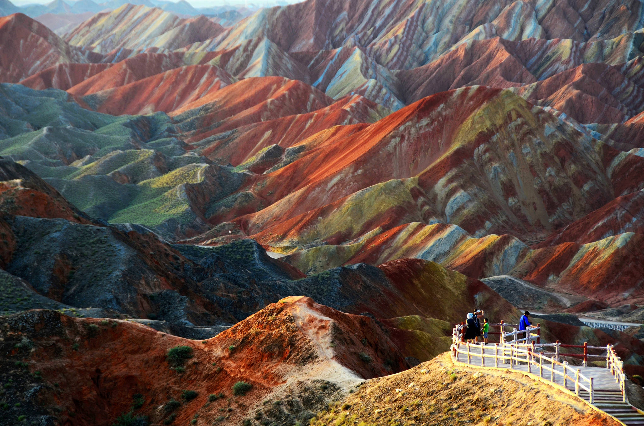 Город на горе в китае. Ландшафт Дэнксия - цветные горы Китая. Чжанъе Данксиа Китай. Чжанъе Данься, Китай. Цветные скалы Чжанъе Данксиа Китай.
